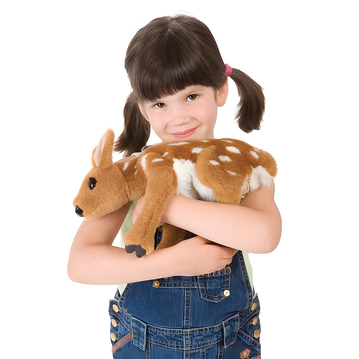 Mädchen hält Folkmanis Handpuppe Rehkitz mit braunem Fell und weißen Flecken in den Armen