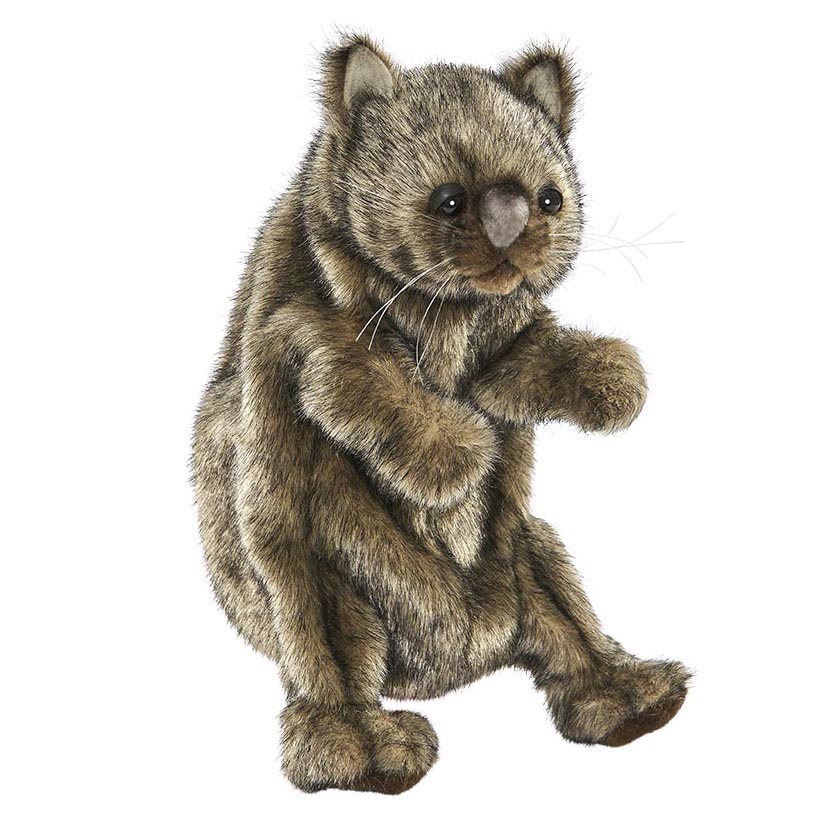 Wombat Handpuppe von Hansa Creation mit dichtem graubraunem Fell und dunkler Nase, sitzend