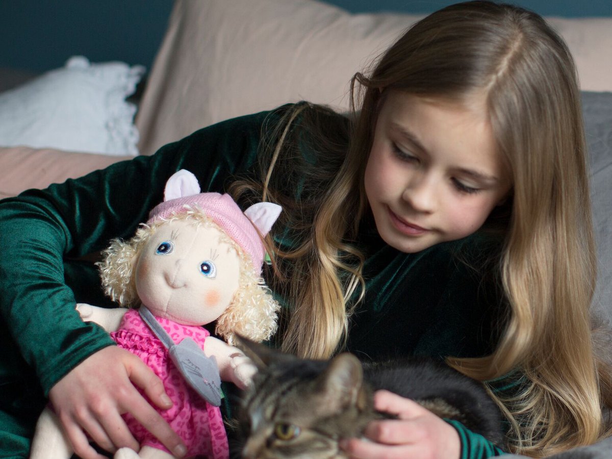 Mädchen mit der Rubens Barn Cutie Activity Puppe Emelie