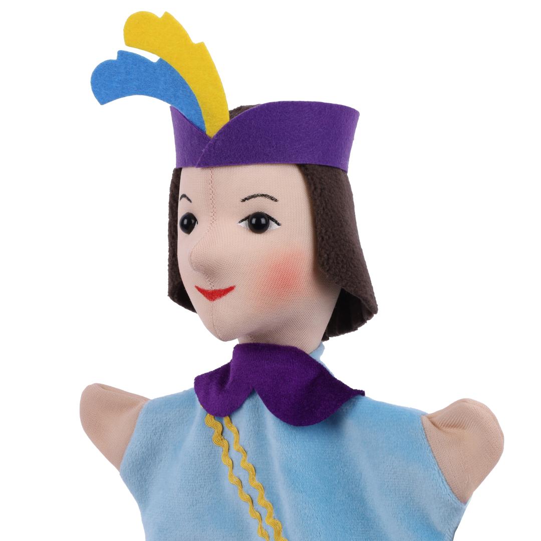 Kasperlepuppe Prinz von munabo, Nahaufnahme des Gesichts mit Federbarett und violettem Kragen.