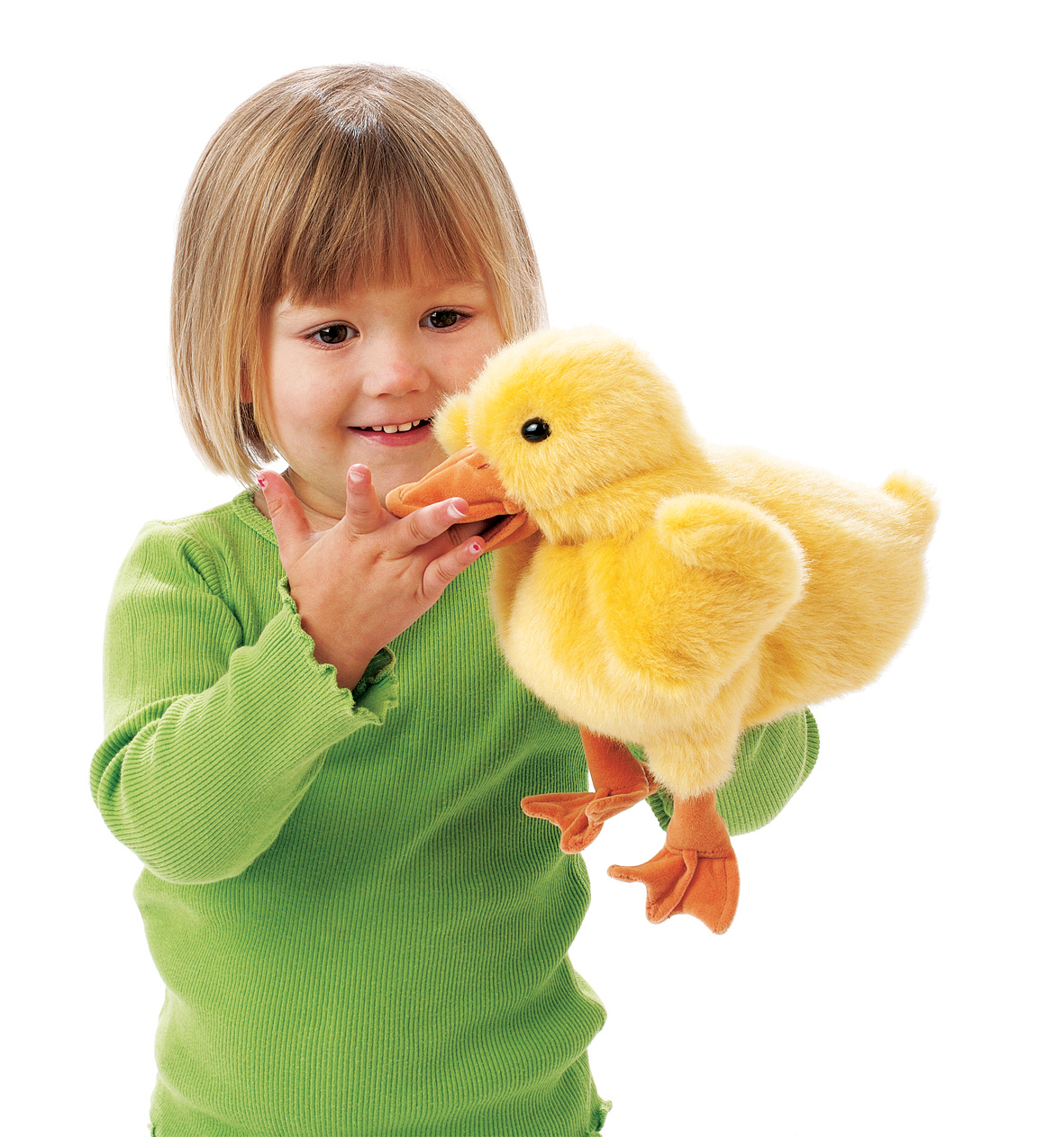 Kleines Mädchen führt gelbe Folkmanis Entchen-Handpuppe mit beweglichem Schnabel an der Hand, Seitenansicht vor weißem Hintergrund
