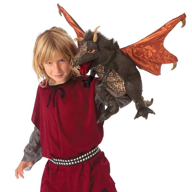 Folkmanis Handpuppe schwarzer Drache mit kupferfarbenen Flügeln und Hörnern auf der Schulter eines verkleideten Kindes