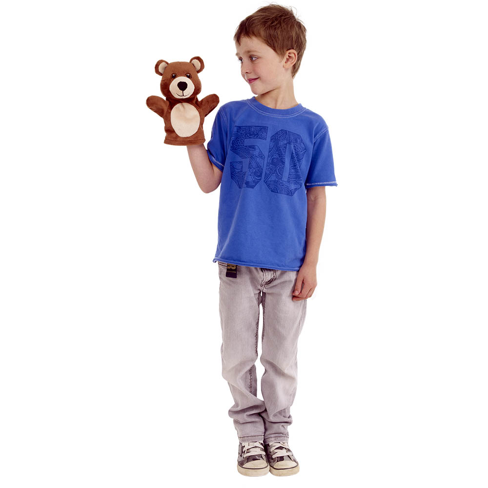 Junge hält die The Puppet Company Baby-Handpuppe Bär auf der Hand, Anwendungsbeispiel
