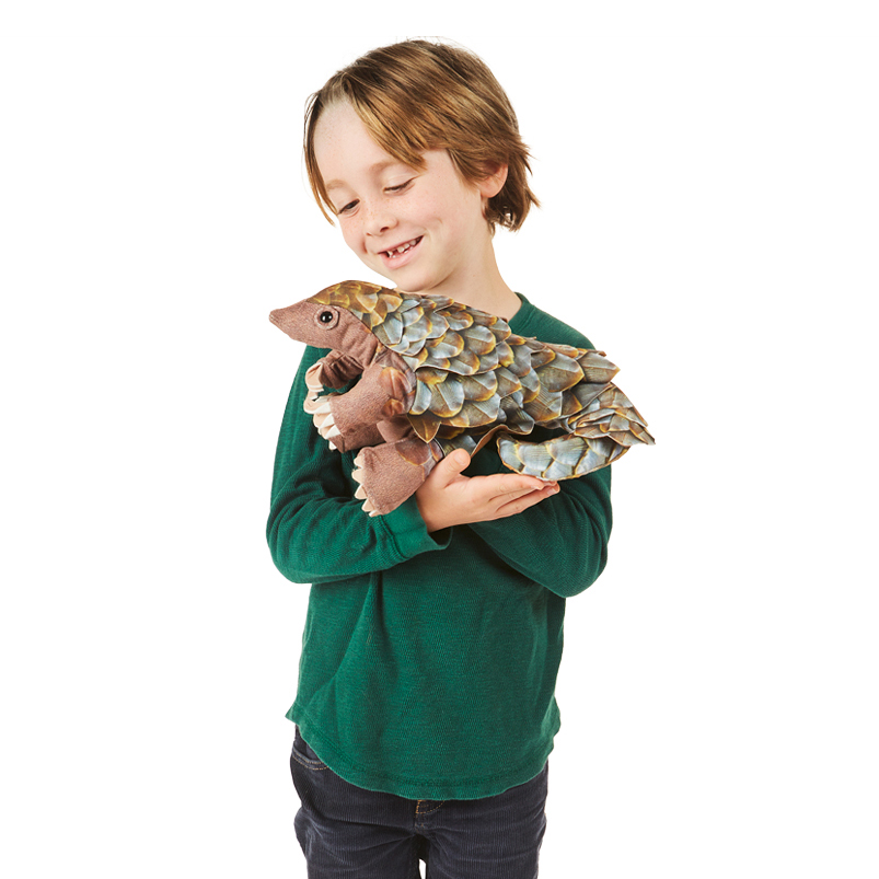 Junge hält Folkmanis Pangolin-Handpuppe mit detaillierten Schuppen in Braun und Grau, Seitenansicht