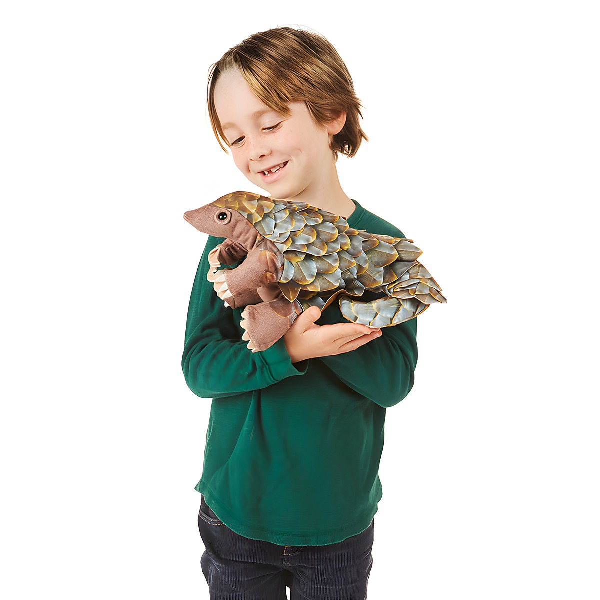 Junge hält Folkmanis Pangolin-Handpuppe mit detaillierten Schuppen in Braun und Grau, Seitenansicht