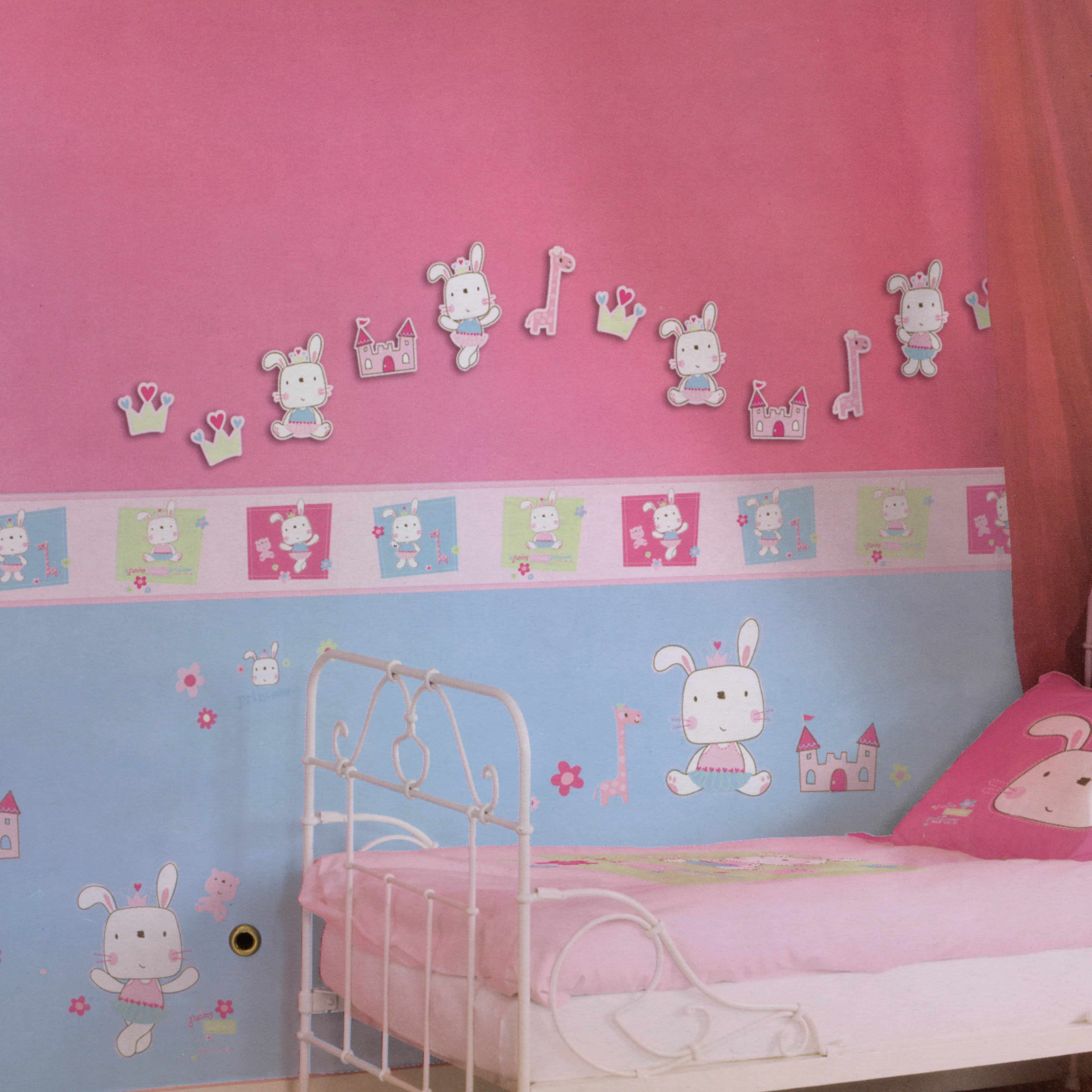 decofun Mini-Wanddekoration Funny Bunny Lifestyle-Foto, mehrere Häschen mit Schlössern und Giraffen über der Bordüre am Bett