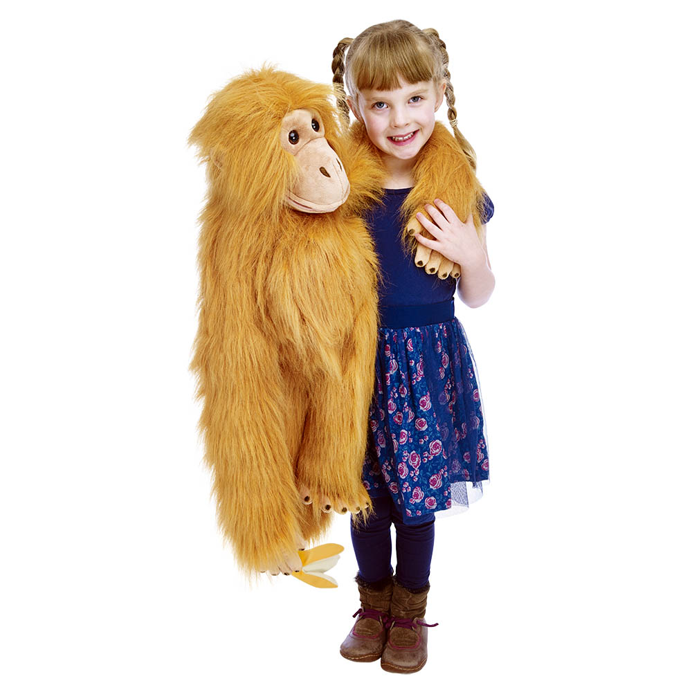 Mädchen umarmt die The Puppet Company Riesen-Handpuppe Orang-Utan, Anwendungsbeispiel
