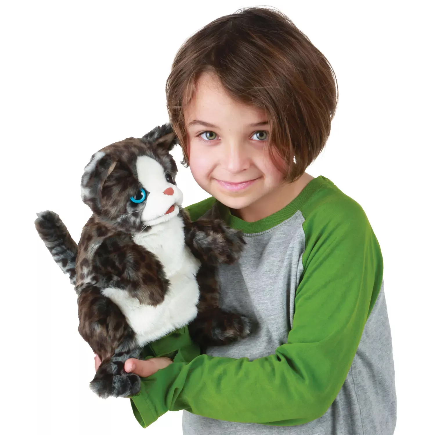 Kind hält Folkmanis Handpuppe Wildkatzenbaby mit dunkel geflecktem Fell und blauen Augen in den Armen.