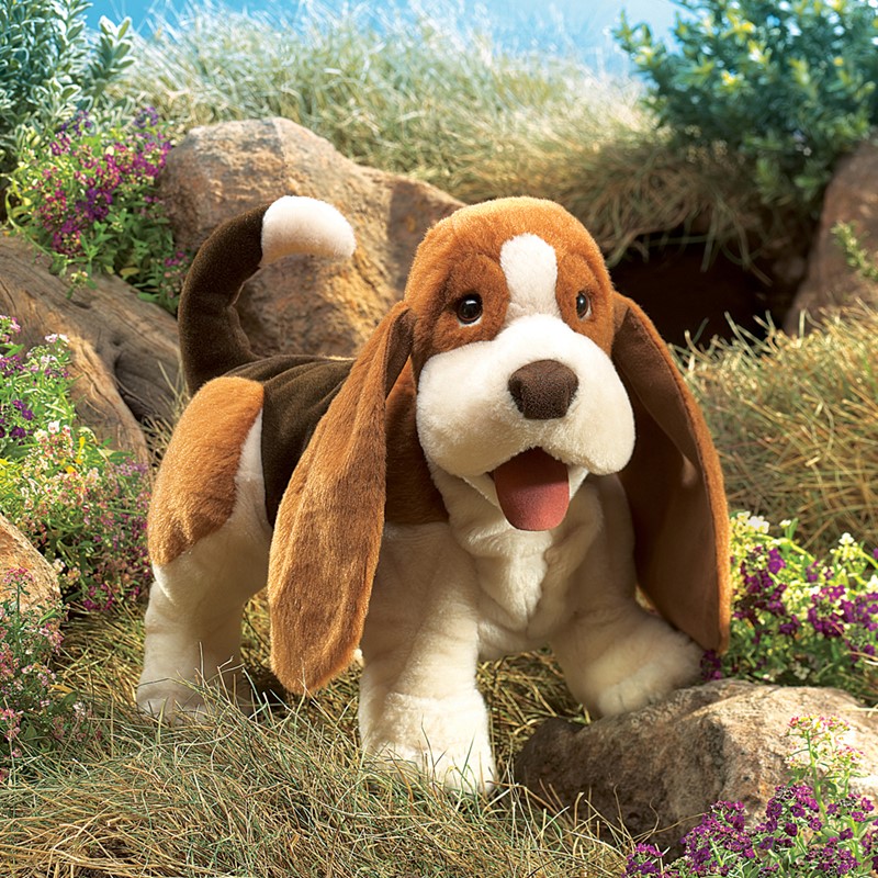 Folkmanis Handpuppe Basset Hound in Braun-Weiß, stehend mit geöffnetem Maul und langen Schlappohren, Frontalansicht