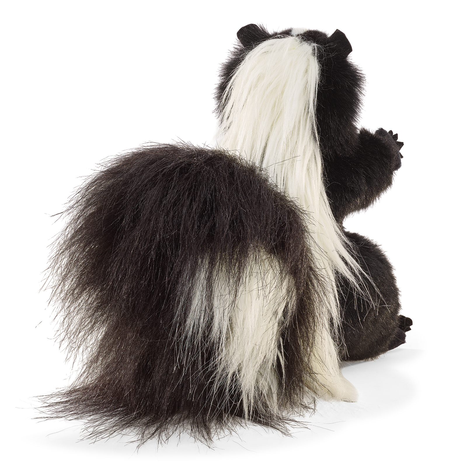 Folkmanis Handpuppe stehendes Stinktier von hinten, mit dem breiten weißen Streifen über Rücken und Schwanz.