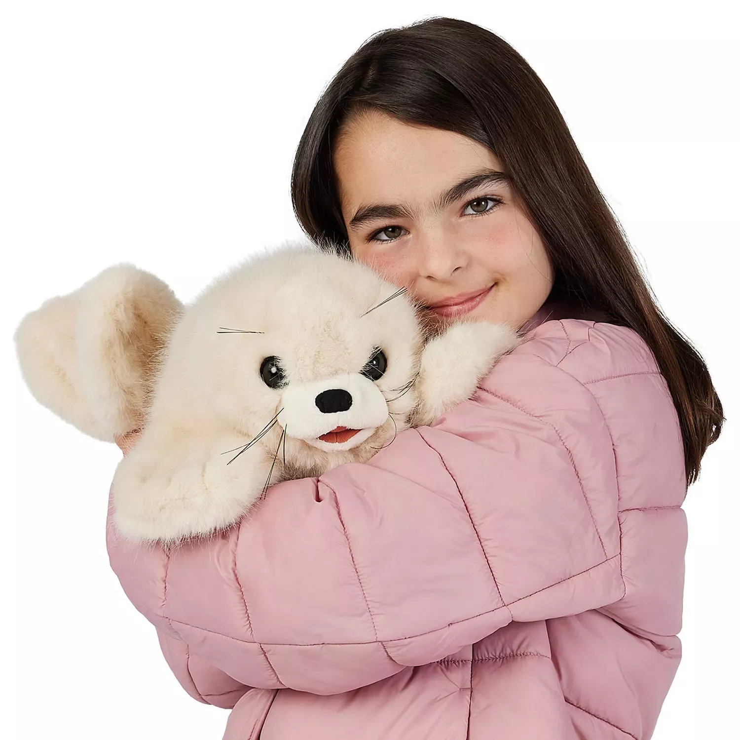 Mädchen hält Folkmanis Handpuppe Robbenbaby mit cremefarbenem Fell und Schnurrhaaren im Arm