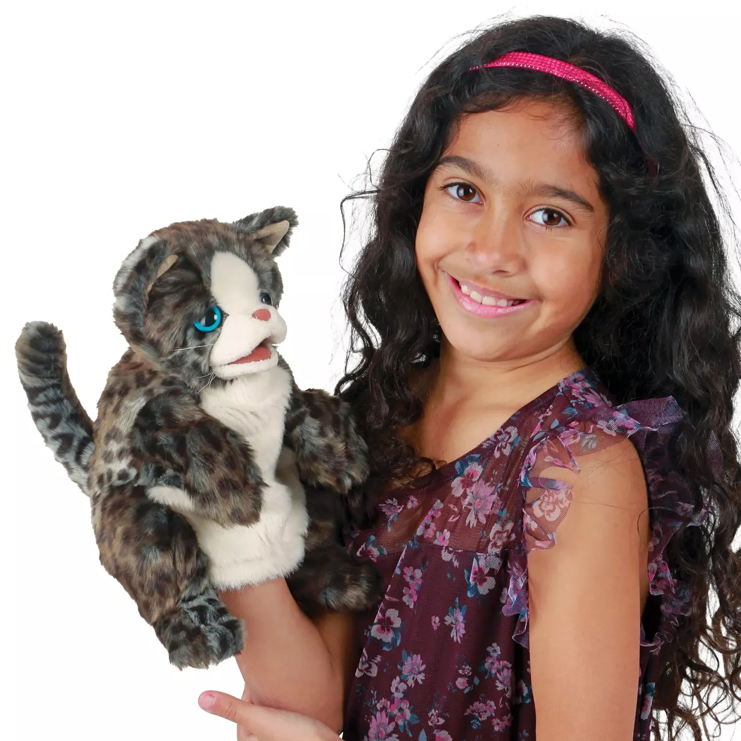 Mädchen hält Folkmanis Handpuppe Wildkatzenbaby mit grau-braunem Fellmuster und türkisfarbenen Augen in die Kamera