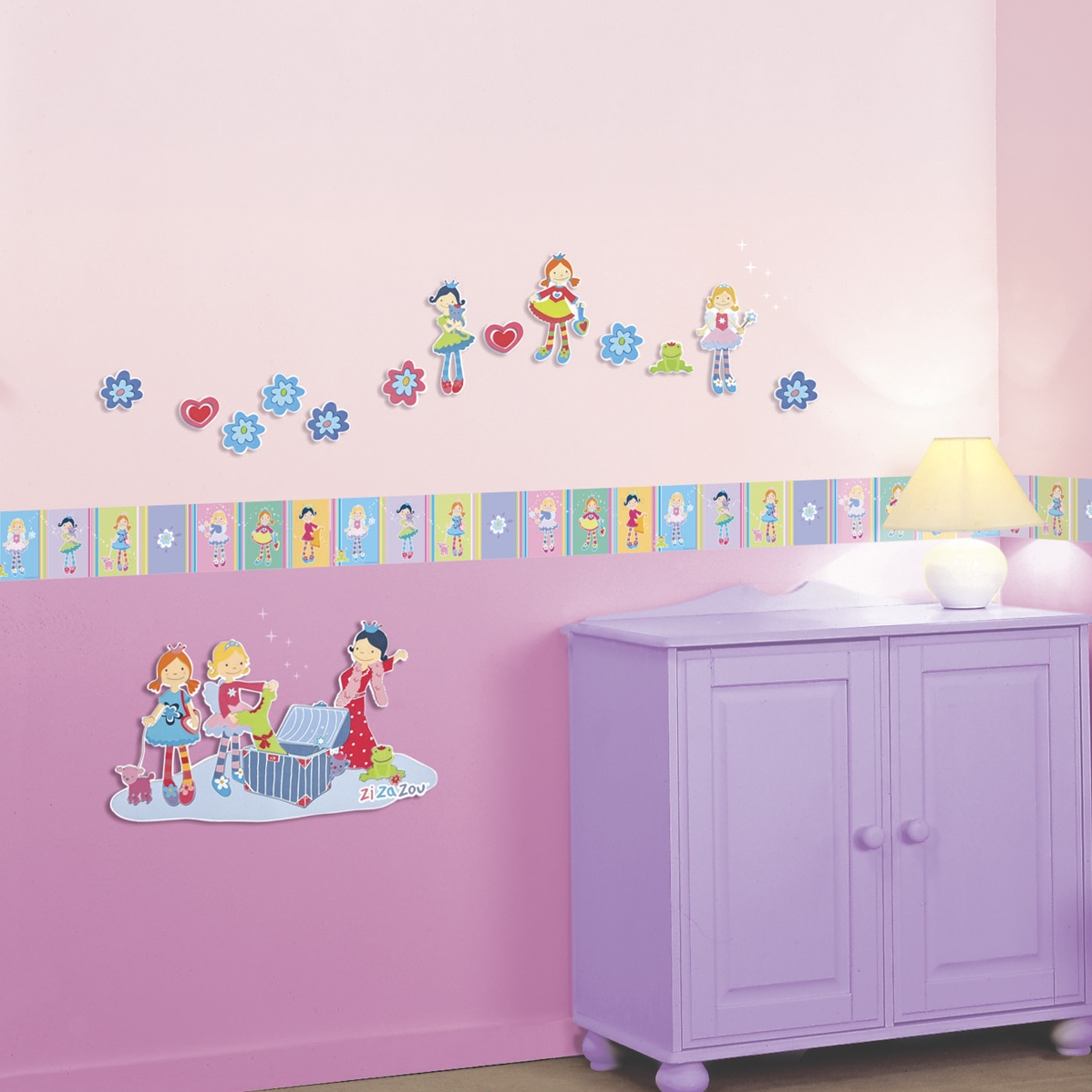 decofun mini border Zi Za Zou on a pink children's room wall above a purple chest of drawers, small fairy figures and flowers above it