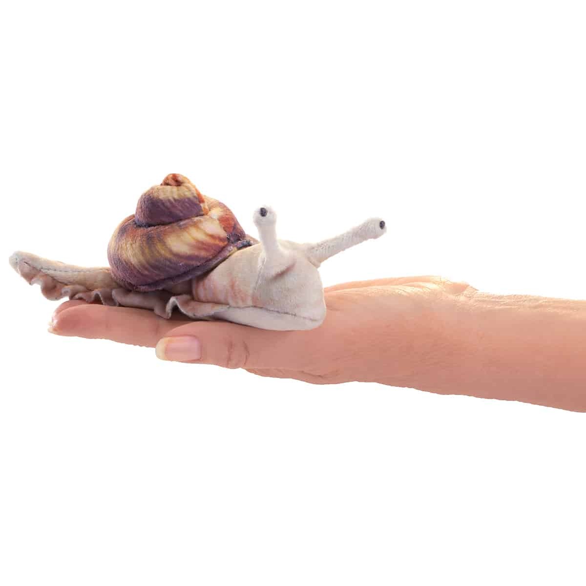 Folkmanis Fingerpuppe mini Schnecke mit braun marmoriertem Gehäuse auf der Hand, Seitenansicht