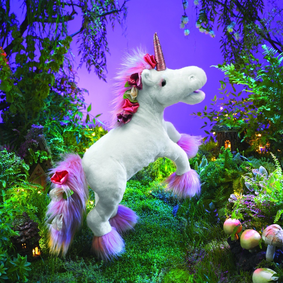 Folkmanis Handpuppe Einhorn in Weiß mit rosafarbenem Fell an Mähne und Hufen, kupferfarbenem Horn und Seidenblüten, aufsteigend posiert