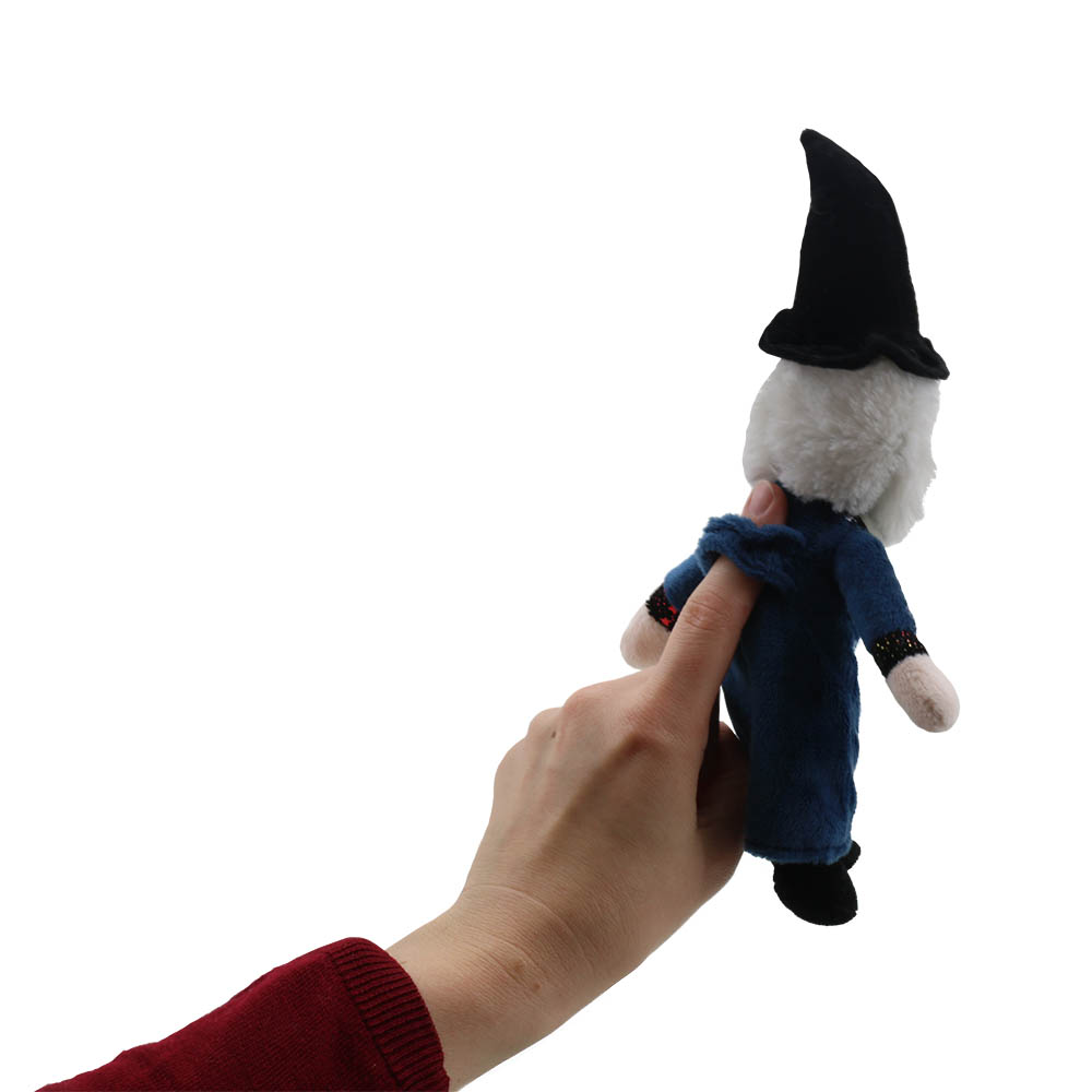 Hand hält die The Puppet Company Fingerpuppe Zauberer von unten, Nahaufnahme mit sichtbarem Ärmel