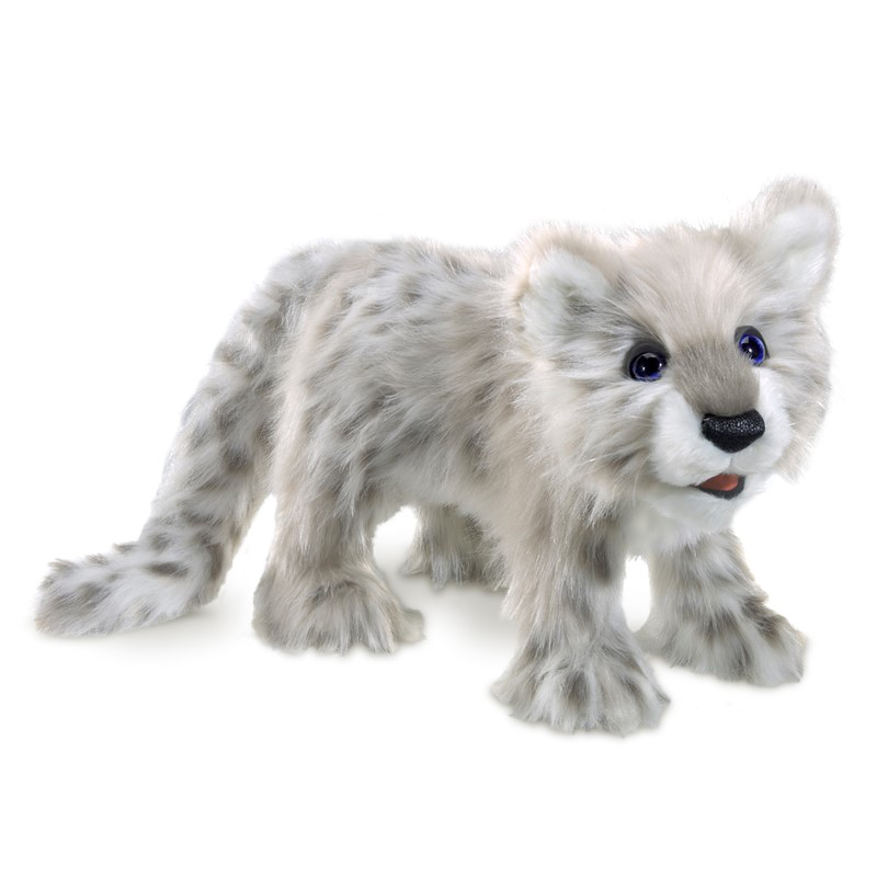 Folkmanis Handpuppe Baby Schneeleopard in Seitenansicht, grau-weißes Fell mit dunklen Flecken und blauen Glasaugen
