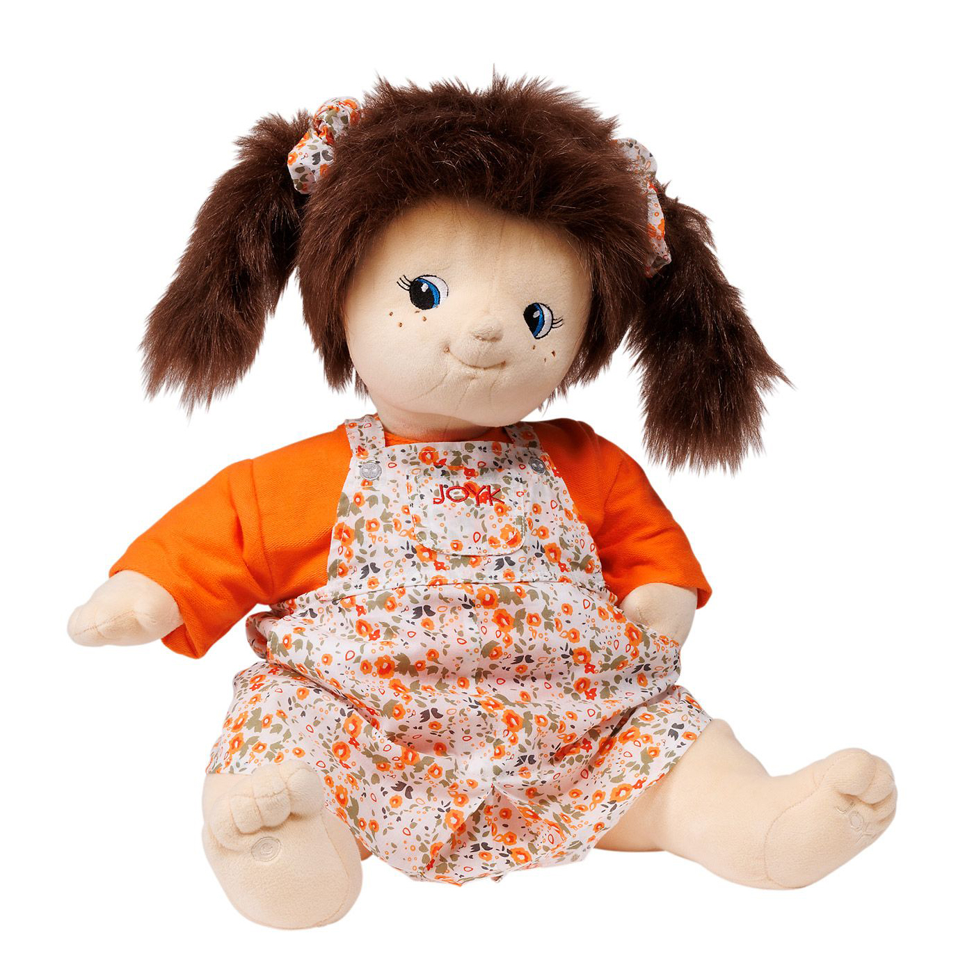 Joyk Empathiepuppe Simone mit braunen Zöpfen, orangem Shirt und geblümtem Spielanzug, sitzend
