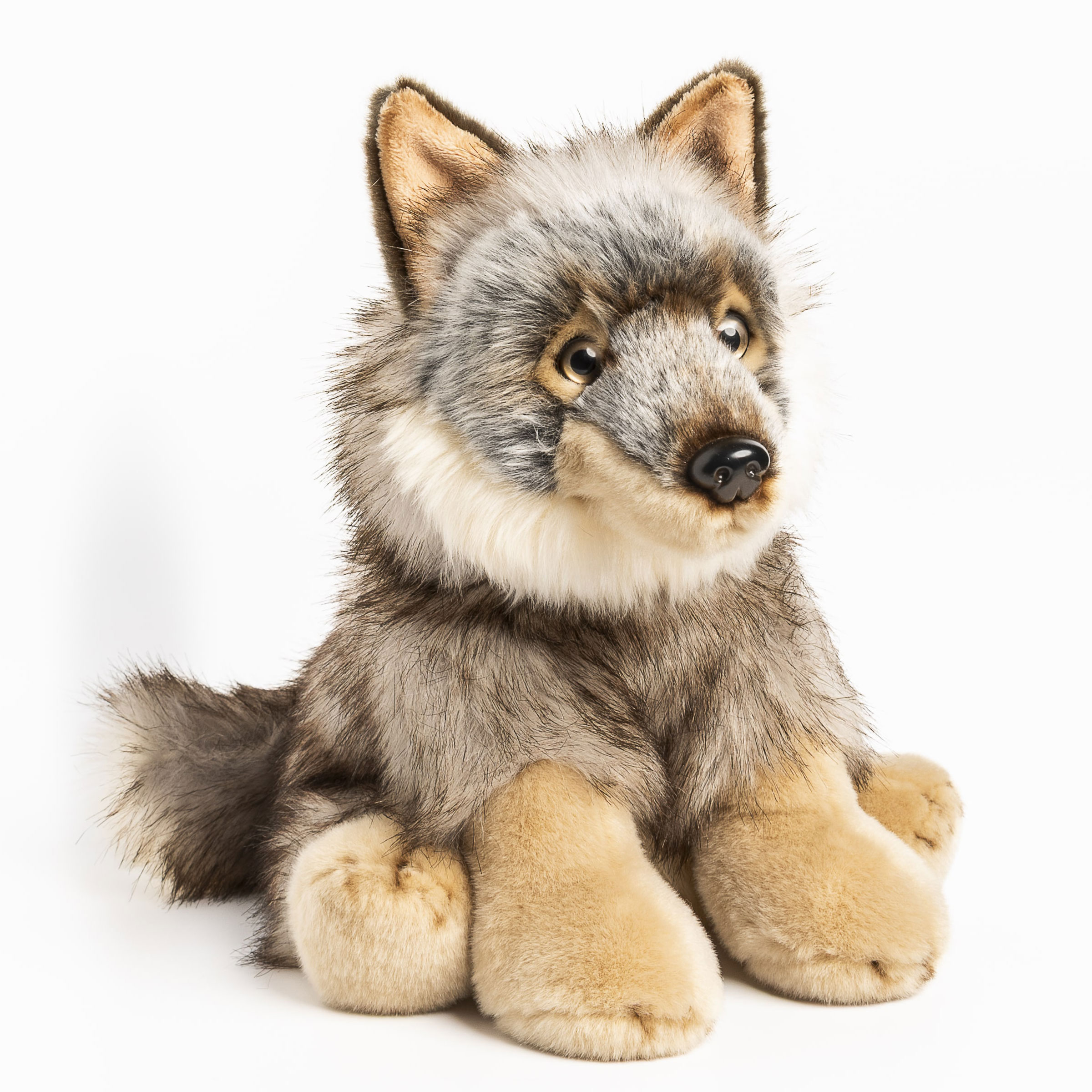 Wolf Kuscheltier von Anima, sitzende Plüschfigur mit graumeliertem Fell, heller Brust, sandfarbenen Pfoten und buschigem Schwanz in Frontalansicht