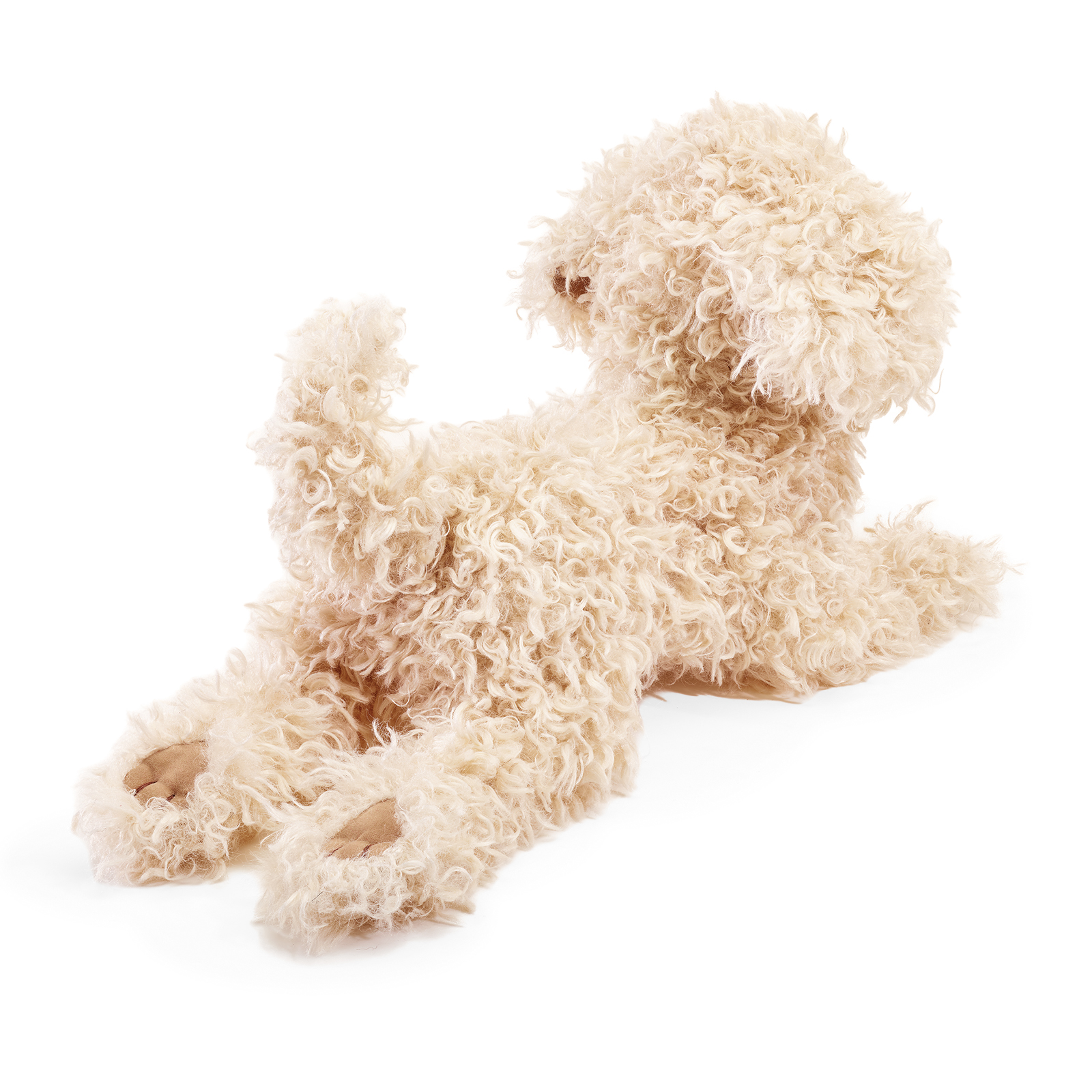 Folkmanis Handpuppe Pudelwelpe in Cremeweiß mit lockigem Plüschfell, liegend von schräg hinten fotografiert