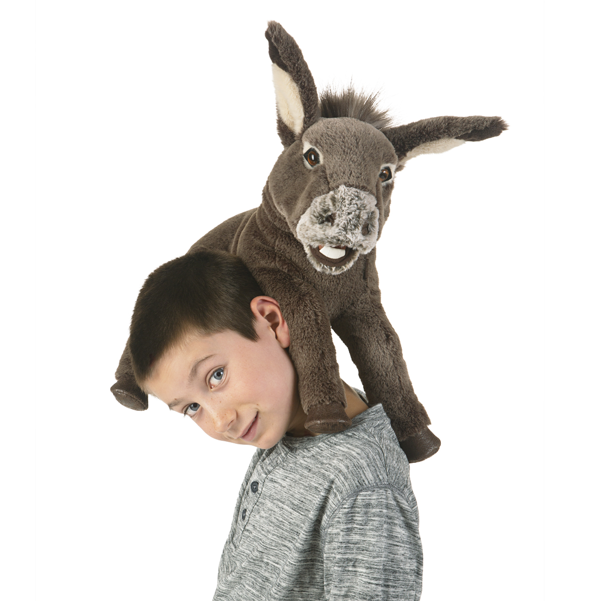 Folkmanis Handpuppe Eselbaby in Graubraun auf der Schulter eines lächelnden Jungen, mit beweglichem Maul und langen Ohren.