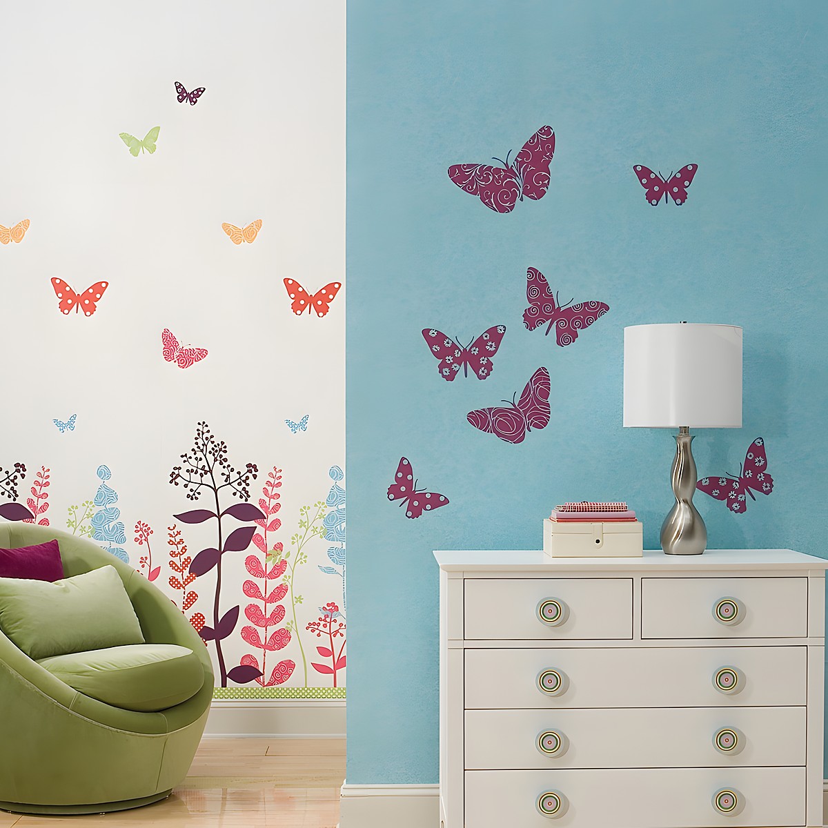 RoomMates Wandbild Flocked Butterfly, bunte Schmetterlingsmotive an einer zweifarbigen Wand mit Blumenmuster im unteren Bereich
