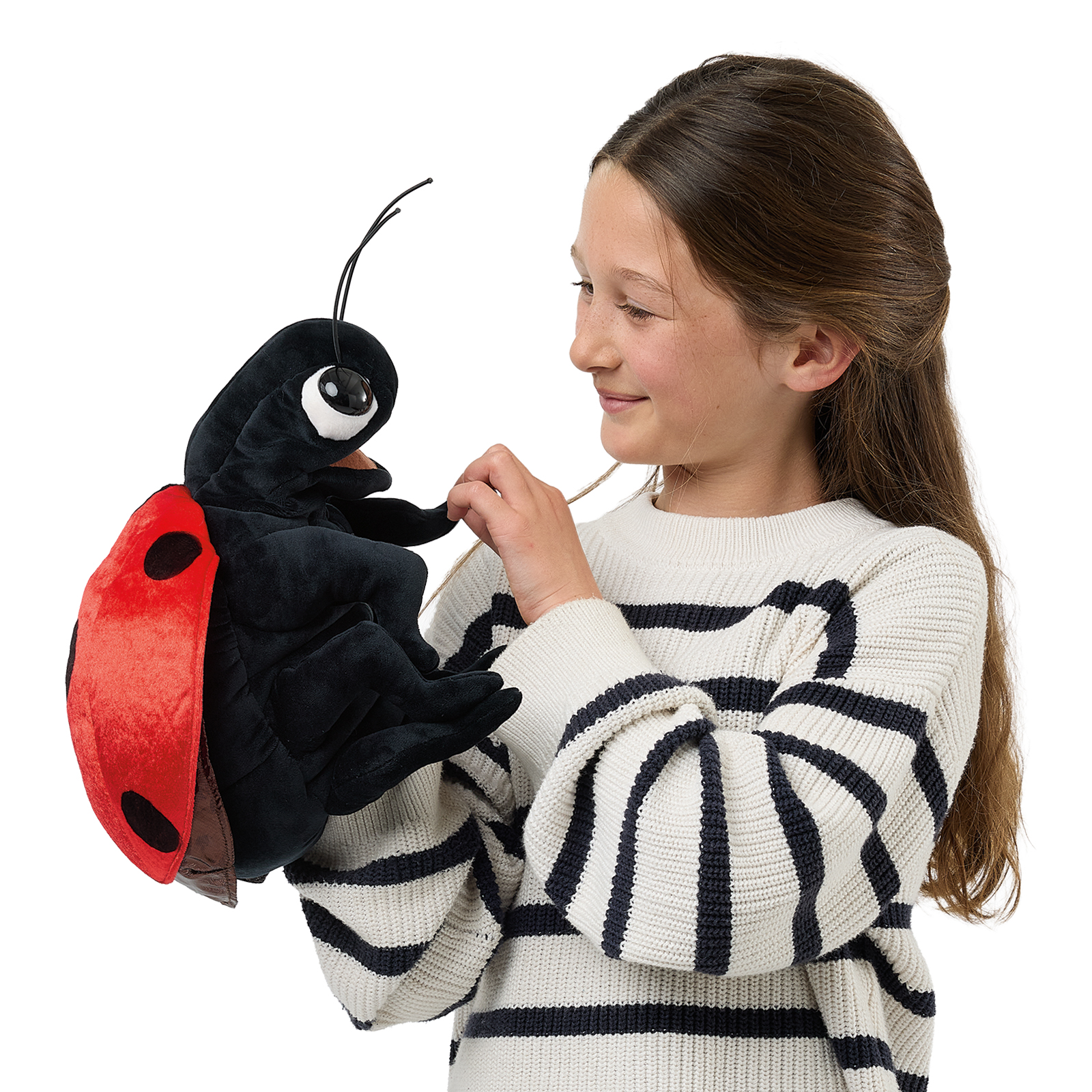 Folkmanis Handpuppe Marienkäfer wird von einem Mädchen an einem Fühler gehalten, die Mundwerkzeuge geöffnet.