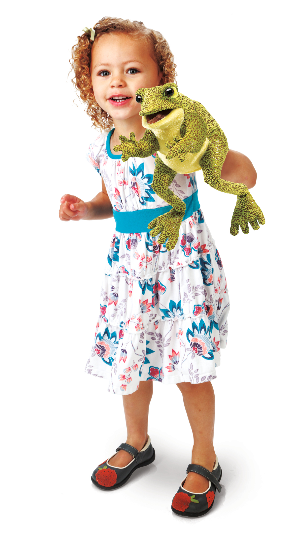 Kleines Mädchen hält lachend die Folkmanis Handpuppe Lustiger Frosch mit geöffnetem Maul in die Höhe