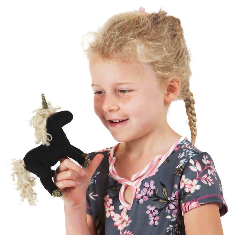 Mädchen hält Folkmanis Fingerpuppe mini schwarzes Einhorn mit goldenem Horn und lockiger Mähne auf dem Finger.