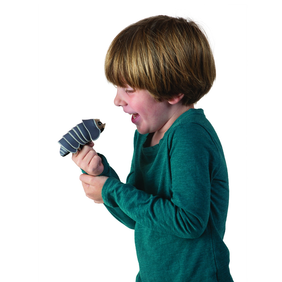 Kind hält Folkmanis Fingerpuppe mini Assel in Grau mit segmentiertem Rücken auf dem Zeigefinger, Seitenansicht.