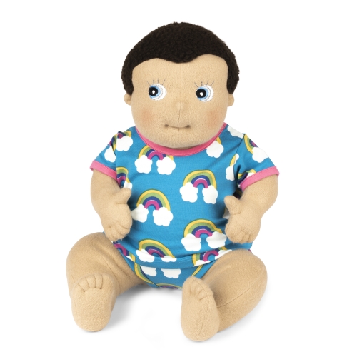 Rubens Barn Baby-Puppe Morra im Maxomorra-Outfit mit Regenbogen-Muster, sitzend