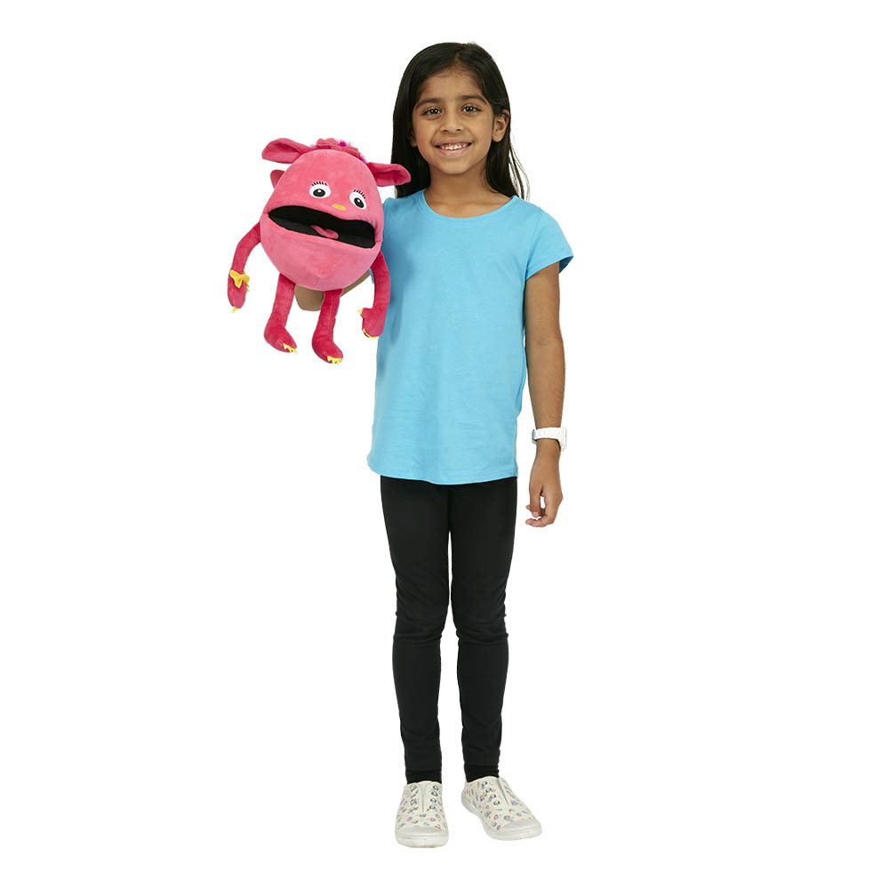 Mädchen hält die The Puppet Company Handpuppe Baby Monster rosa auf dem Arm, Anwendungsbeispiel