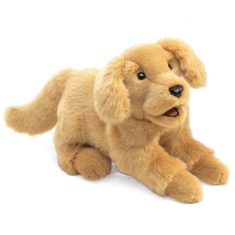 Folkmanis Handpuppe Golden Retriever Baby in Goldbeige, liegend mit geöffnetem Maul, Schrägansicht