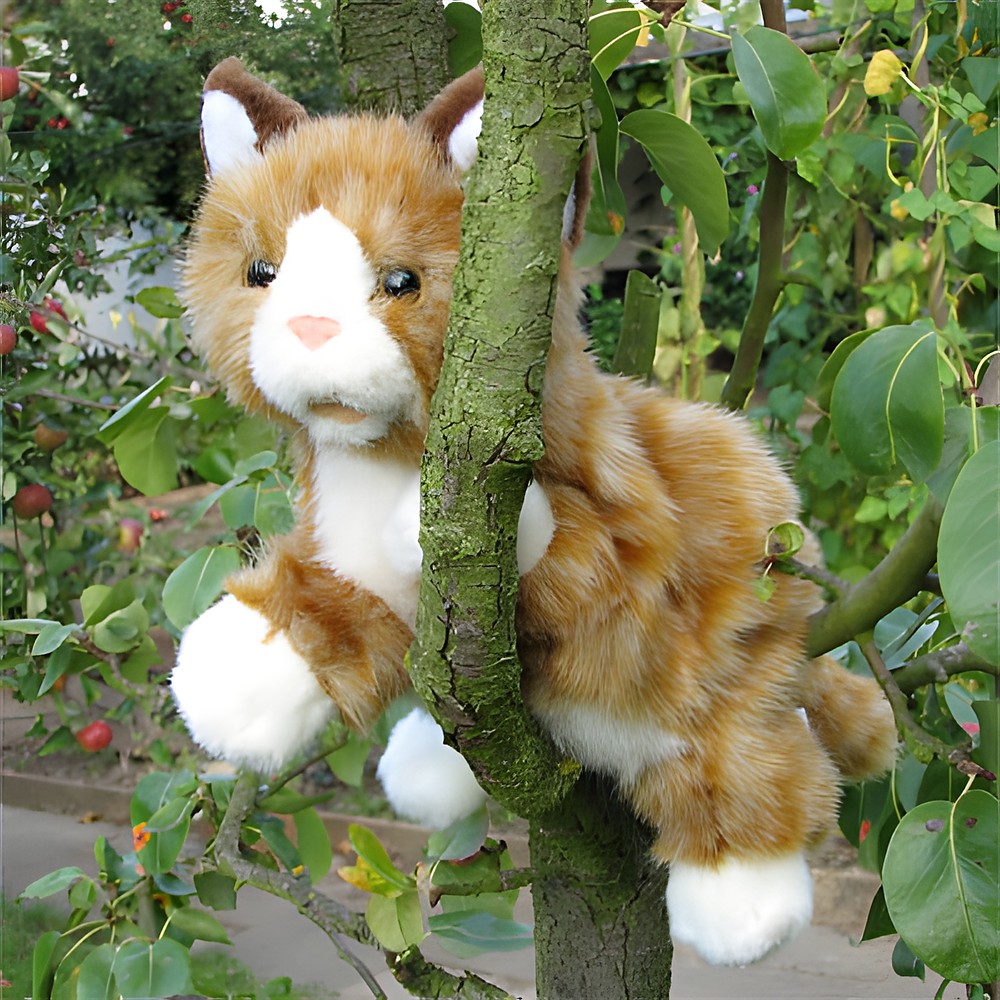 Living Puppets Handpuppe Braune Katze an einem Baumstamm im Garten