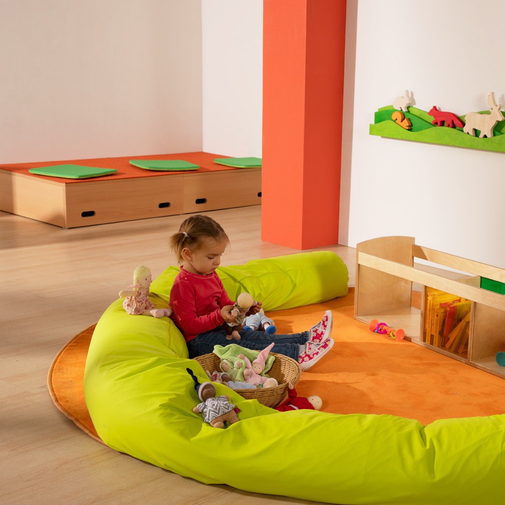 Kinder spielen mit dem Joyk Schatzkorb-Set in einer Spielecke mit Wandregal