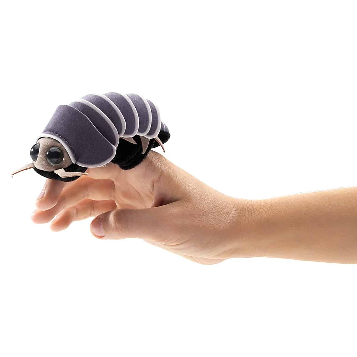 Folkmanis Fingerpuppe mini Assel in Grau auf einer Hand, Seitenansicht mit segmentiertem Panzer und großen Glasaugen