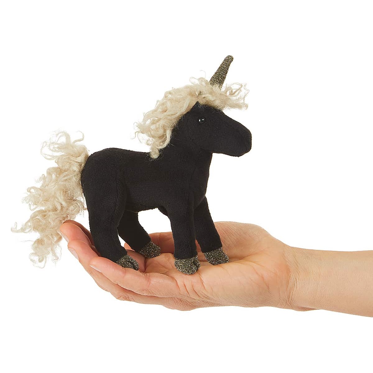 Folkmanis Fingerpuppe mini schwarzes Einhorn mit cremefarbener Lockenmähne, Goldglitter-Horn und Hufen, auf einer Handfläche stehend