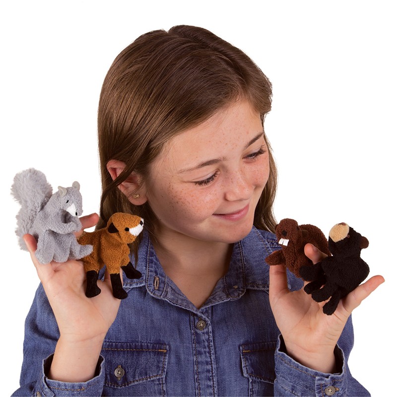 Mädchen trägt vier Folkmanis Waldtiere Fingerpuppen an beiden Händen: graues Eichhörnchen, Fuchs, Biber und Bär.