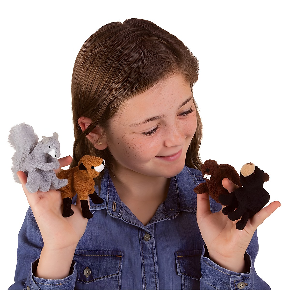 Mädchen trägt vier Folkmanis Waldtiere Fingerpuppen an beiden Händen: graues Eichhörnchen, Fuchs, Biber und Bär.