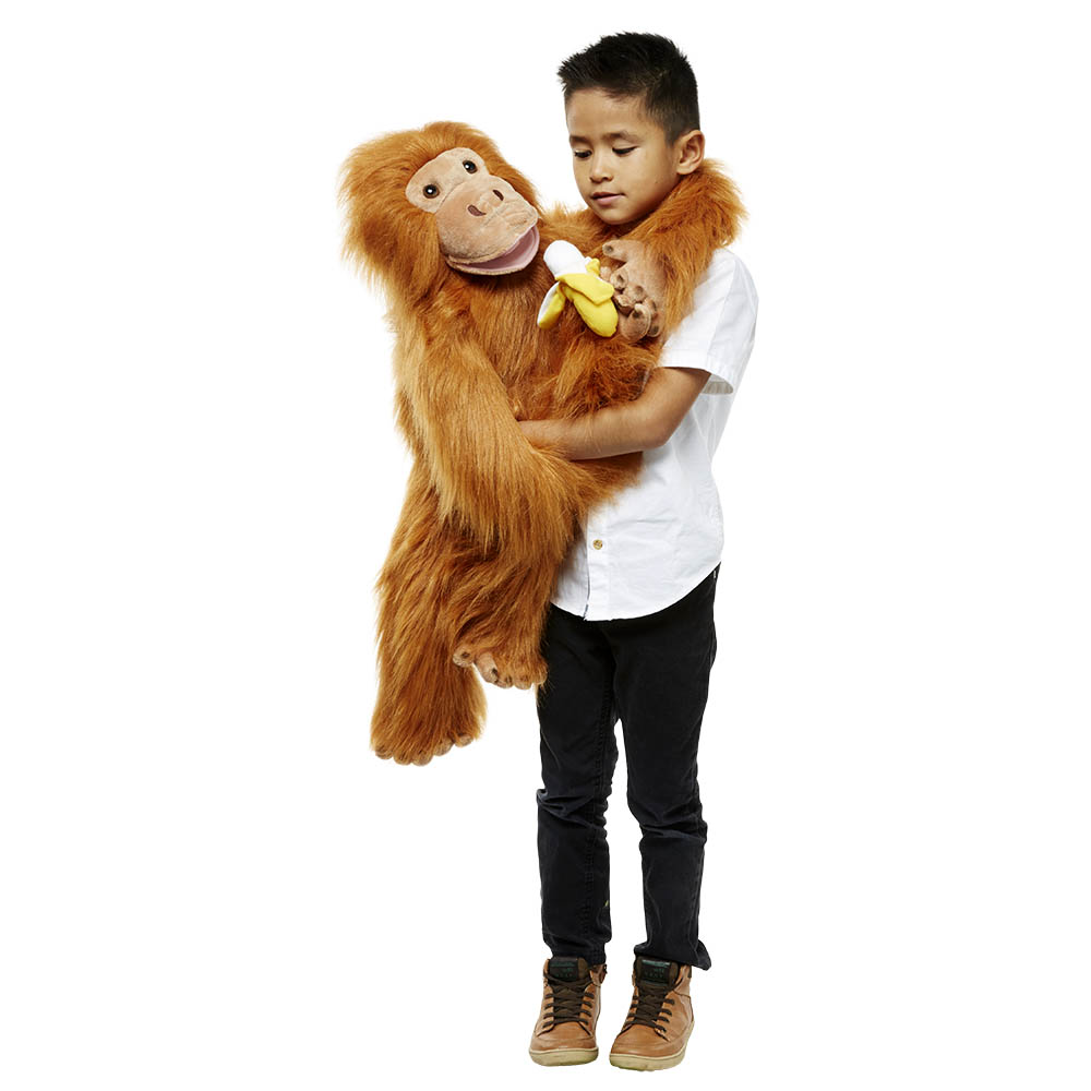 Junge hält die The Puppet Company Riesen-Handpuppe Orang-Utan mit Banane im Arm, Anwendungsbeispiel