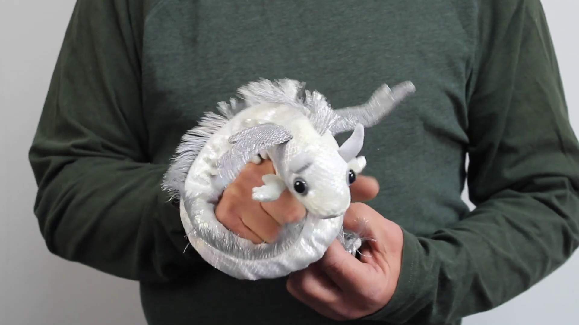 Video 1: Folkmanis Fingerpuppe Drachen Armband, weiß