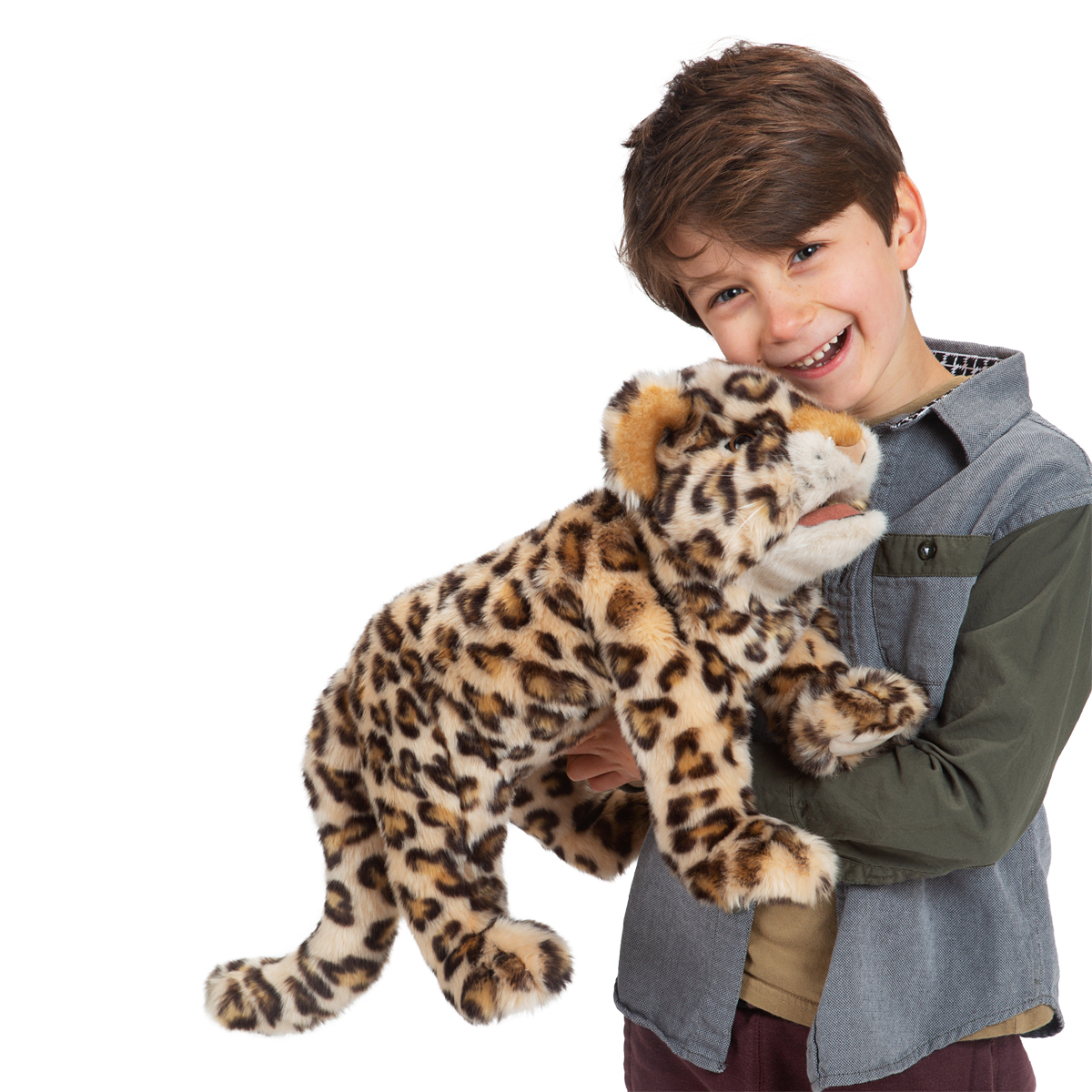 Lachender Junge hält die Folkmanis Handpuppe Leoparden-Baby mit beigem Fell und dunklen Flecken im Arm.