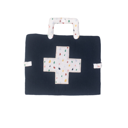 Erste-Hilfe-Set von Rubens Barn: dunkelblaue Stofftasche mit gemustertem Kreuz und Tragegriff