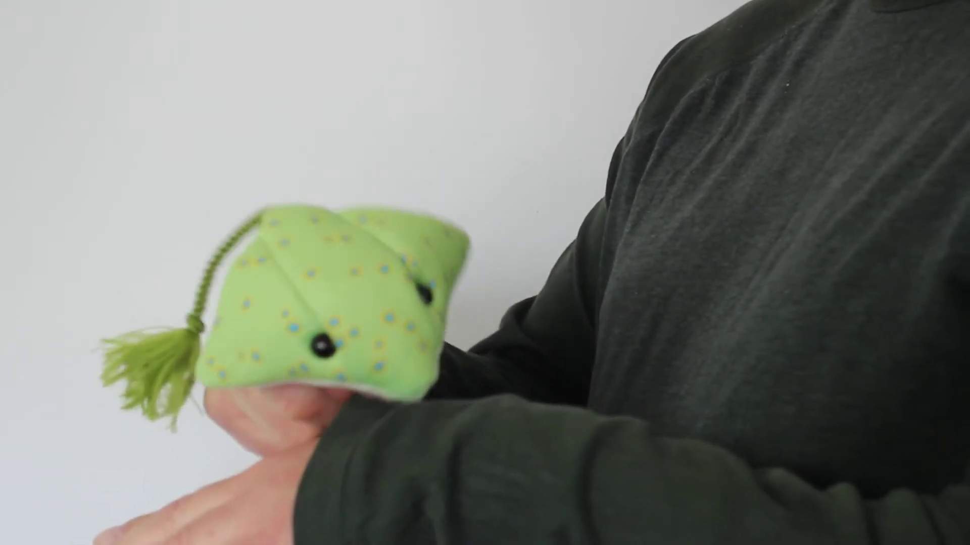 Video 1: Folkmanis Mini Ray Finger Puppet