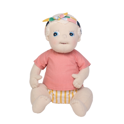 Rubens Barn Baby-Puppe Esme mit hellem Haar, rosa Shirt und gelb gestreifter Windelhose, sitzend