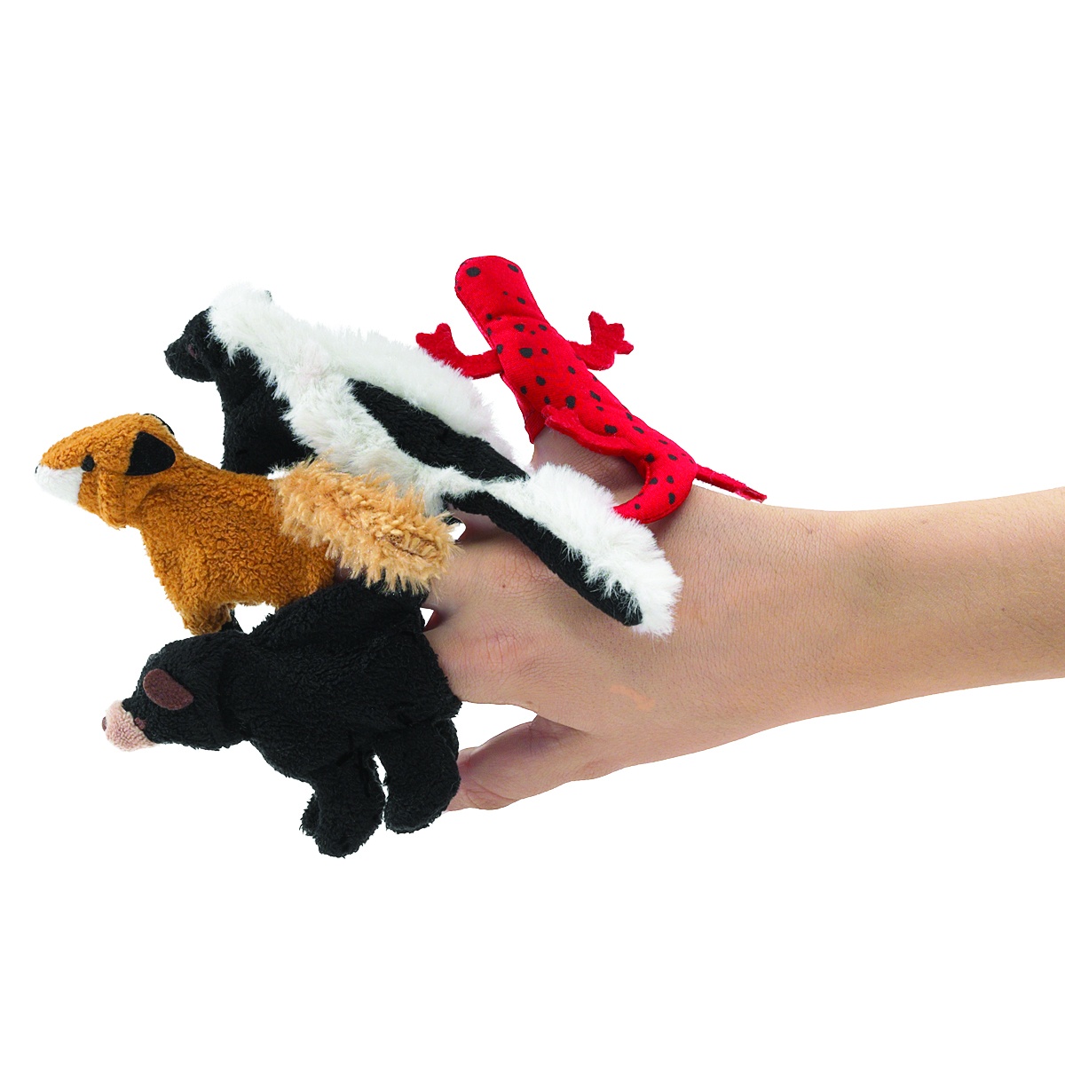 Vier Folkmanis Fingerpuppen – schwarzer Bär, Fuchs, Skunk und roter Salamander – auf einer Hand aufgesteckt, Seitenansicht