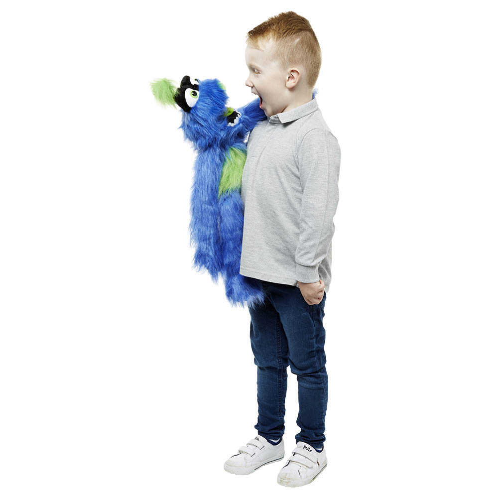 Junge hält die The Puppet Company Handpuppe Monster Blau-Grün am Arm, Maul weit geöffnet, Anwendungsbeispiel
