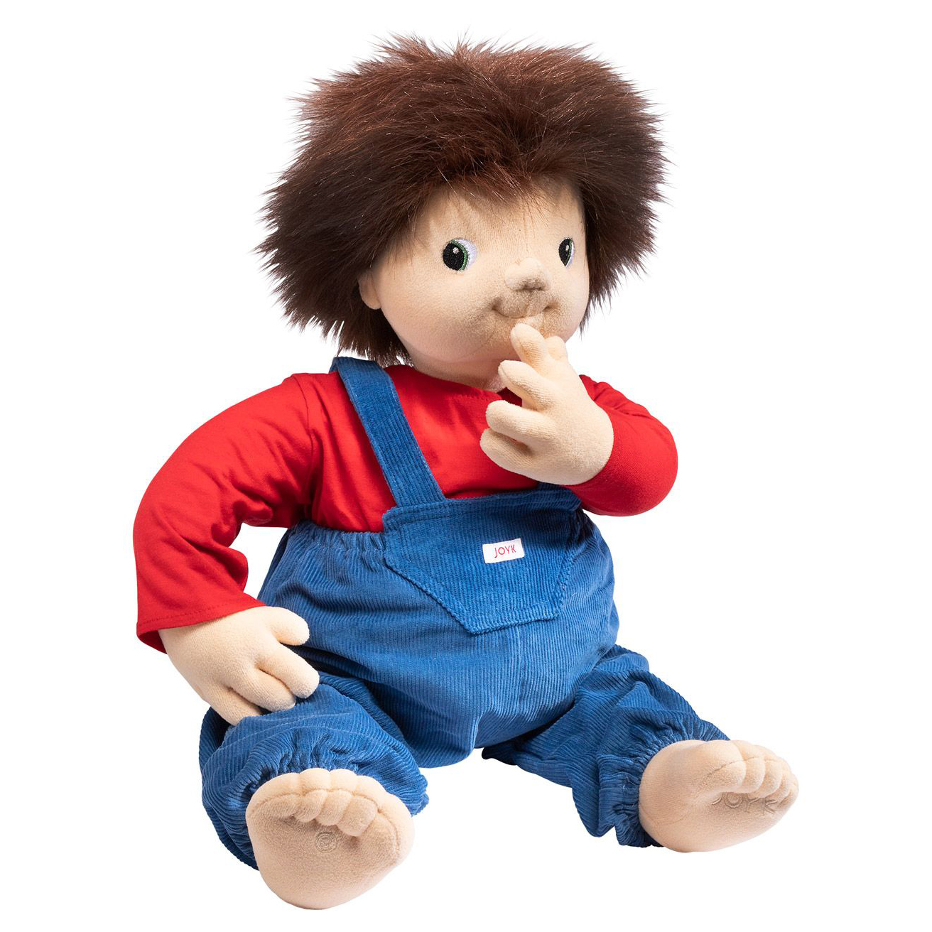 Joyk Empathiepuppe Johan mit braunem Wuschelhaar, rotem Shirt und blauer Cordlatzhose, sitzend