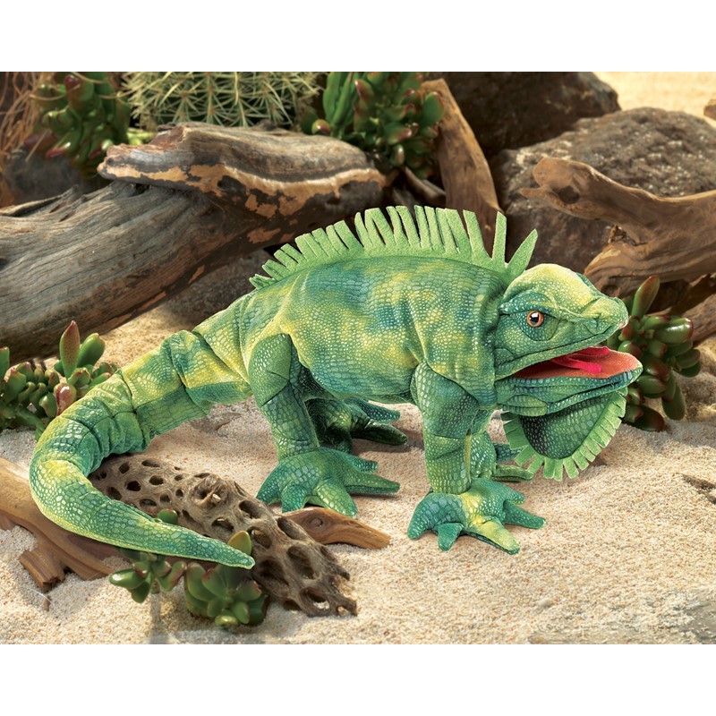 Folkmanis Handpuppe Leguan in Grün mit detaillierter Schuppentextur, Rückenkamm und geöffnetem Maul, auf Sand drapiert