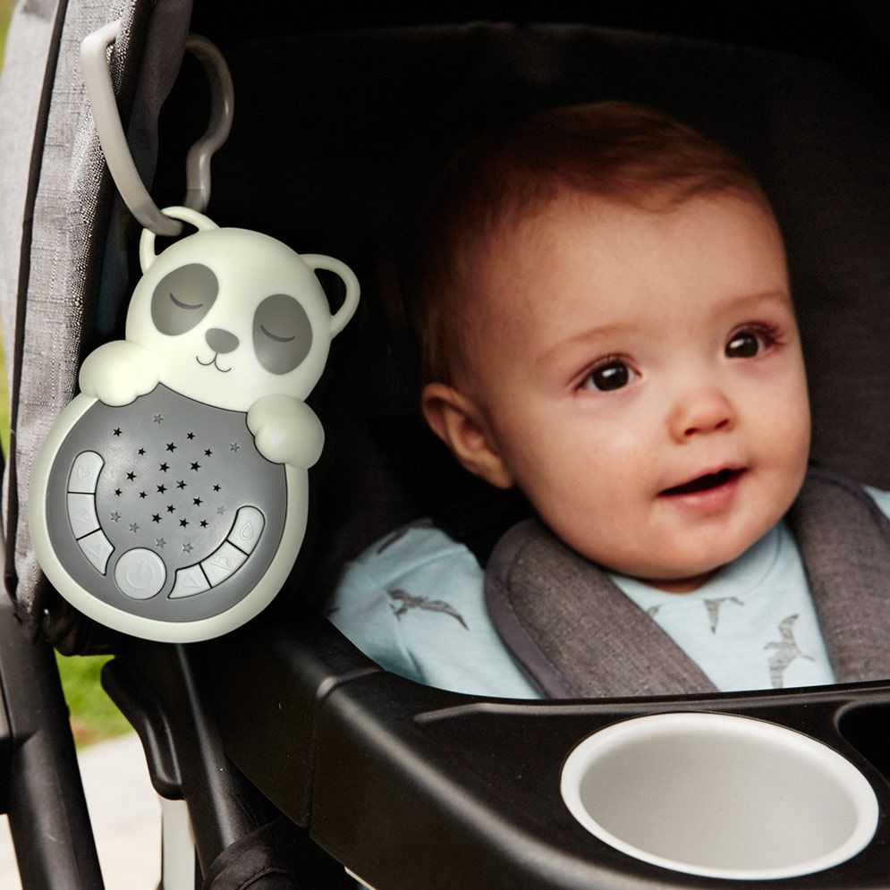 Cloud b Einschlafhilfe Sweet Dreamz on the Go Panda, Anwendungsfoto: Gerät am Kinderwagen, Baby im Hintergrund